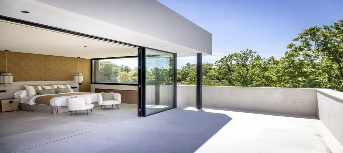 Interior de una vivienda de lujo con terraza y jardín, imagen ilustrativa del producto Renta antigua de Penssion